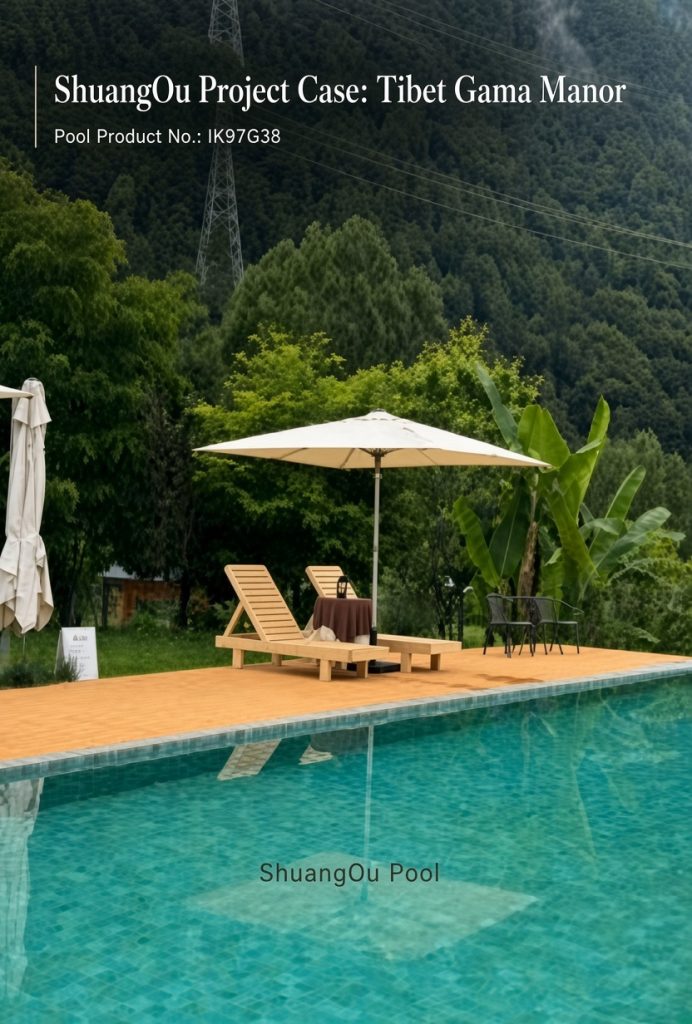 Close-up of clear water and ShuangOu IK97G38 swimming pool mosaic tiles at resort poolside